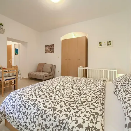Apartment Hrast